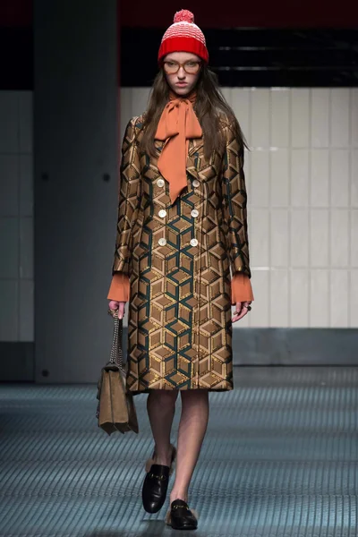 Look 32